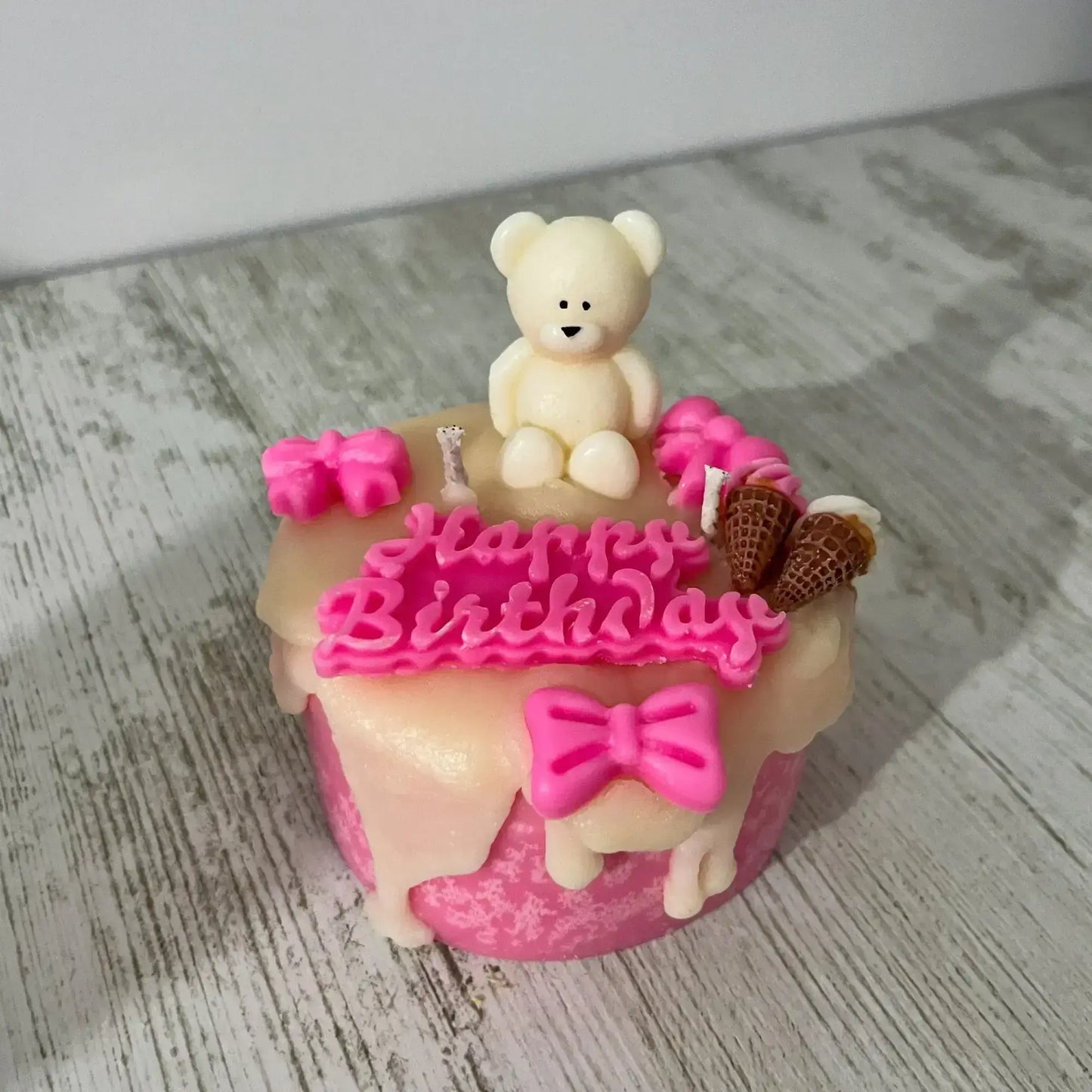 Lumânare Handmade Parfumată Tort cu Ursuleț – Handmade din Ceară Naturală, 450g