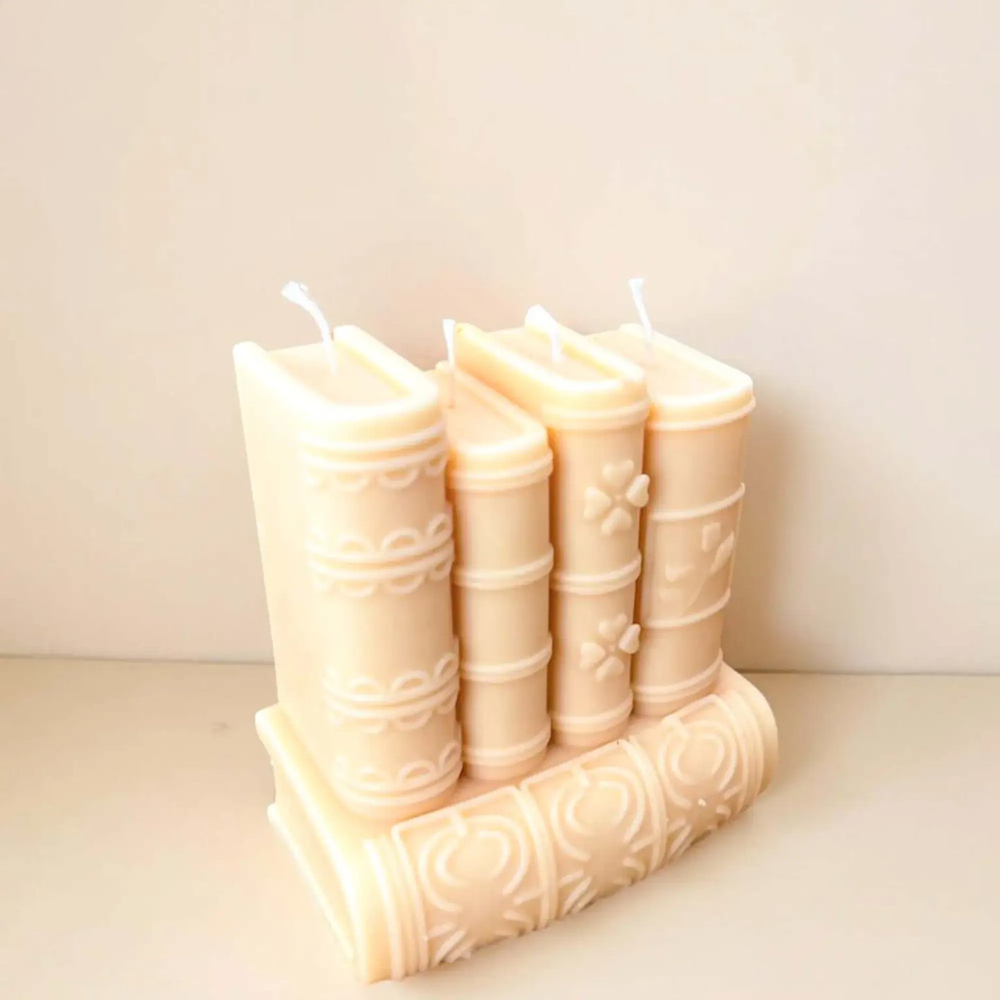 Lumânare Handmade Parfumată Carte – Aroma Cărții Vechi – 650g