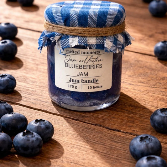 Lumânare Parfumată Handmade Gem de Afine în Borcan – Aromă Dulce-Fructată