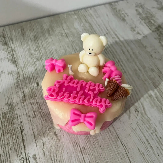 Lumânare Parfumată Tort cu Ursuleț – Handmade din Ceară Naturală, 450g