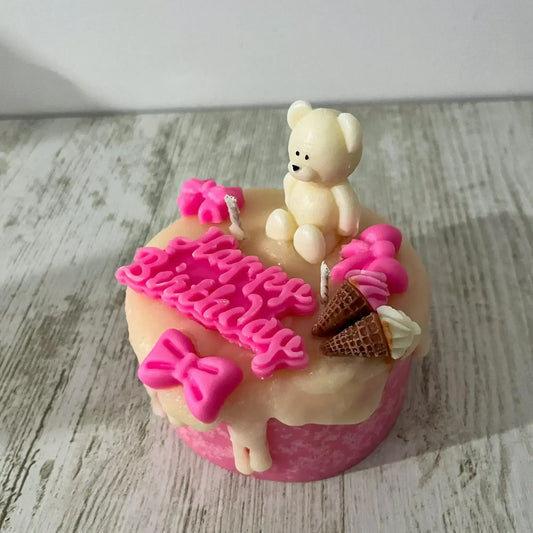 Lumânare Parfumată Tort cu Ursuleț – Handmade din Ceară Naturală, 450g