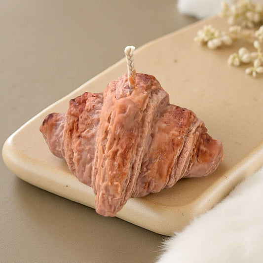 lumânare parfumată handmade cu design croissant și aromă de patiserie