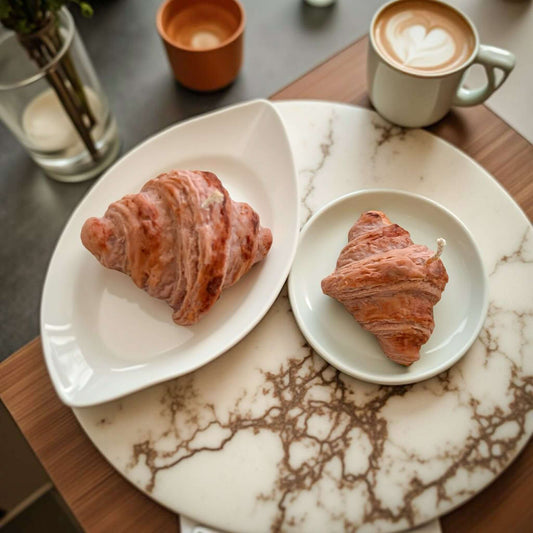 lumânare parfumată handmade cu design croissant și aromă de patiserie