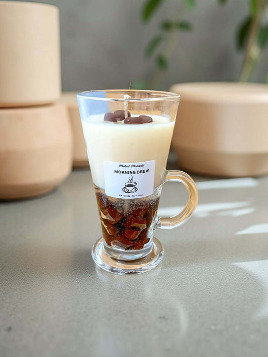 Lumânare handmade parfumată Cappuccino – cadou aromat și decorativ, ideal pentru iubitorii de cafea, de la Melted Moments