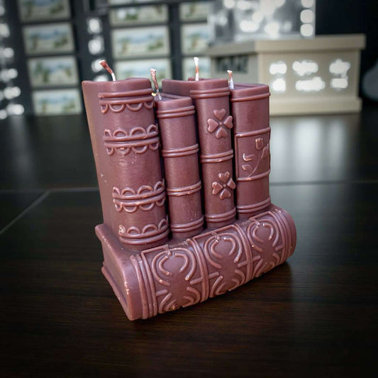 Lumânare parfumata handmade în formă de carte – cadou unic pentru iubitorii de lectură de la Melted Moments