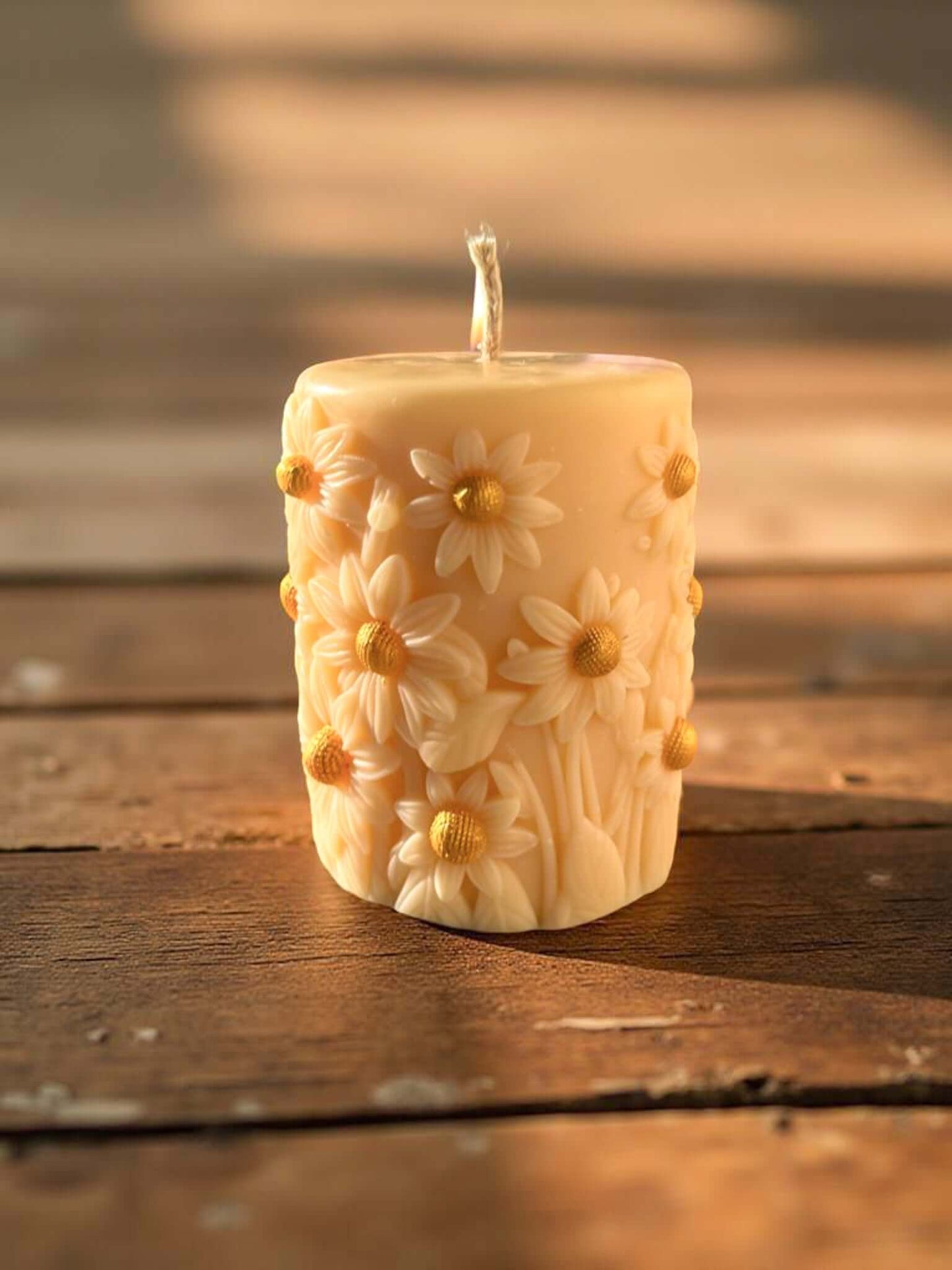 Lumânare Floarea Soarelui handmade, parfumată și decorativă – cadou elegant și luminos de la Melted Moments