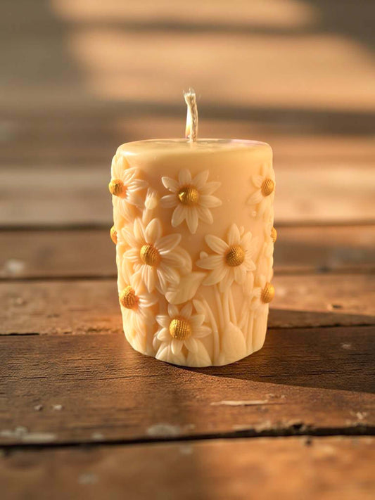 Lumânare Floarea Soarelui handmade, parfumată și decorativă – cadou elegant și luminos de la Melted Moments
