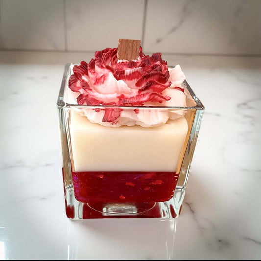 Lumânare handmade parfumată Bujor – cadou floral și decorativ de la Melted Moments România