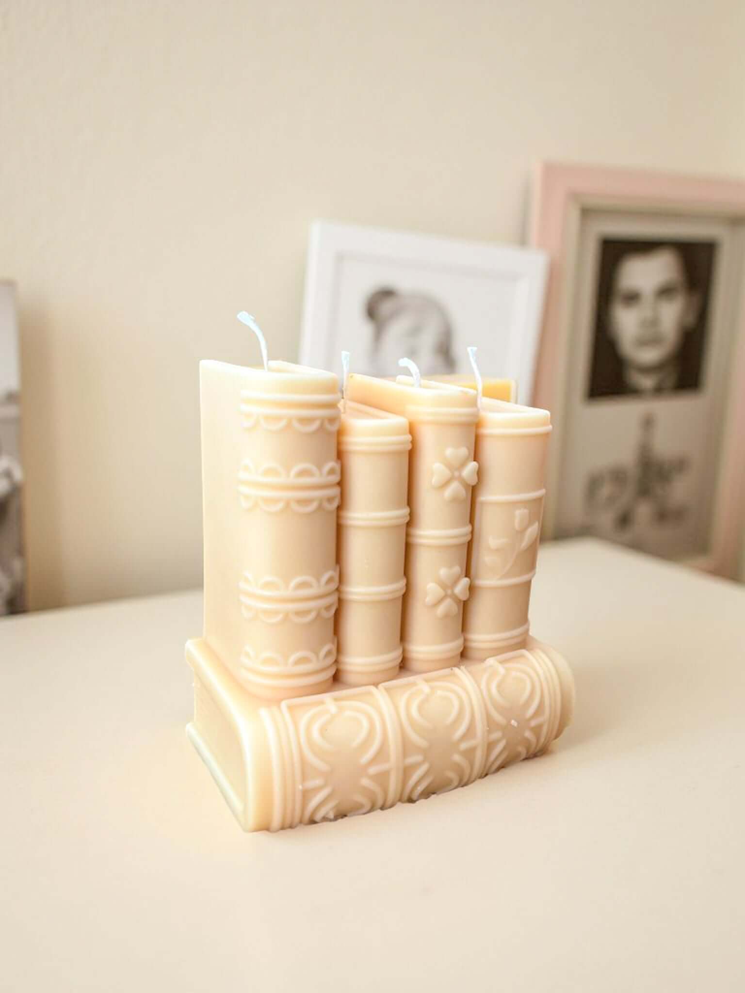 Lumânare handmade parfumată în formă de carte, culoare bej – cadou decorativ elegant de la Melted Moments