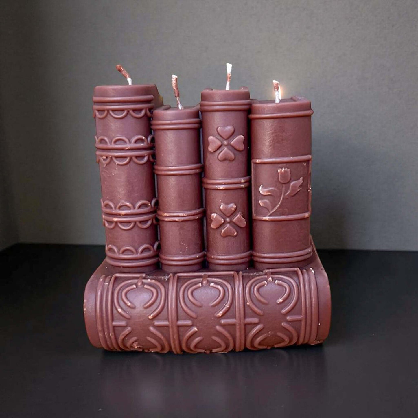 Lumânare handmade parfumata în formă de carte – cadou creativ și decorativ de la Melted Moments România