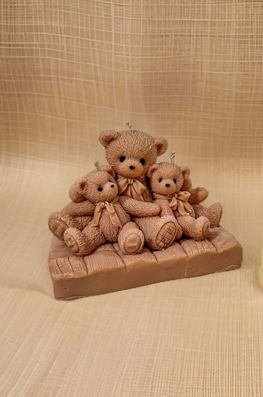 Lumânare handmade parfumată Familie de Ursuleți – cadou drăgălaș și decorativ, perfect pentru orice ocazie, de la Melted Moments