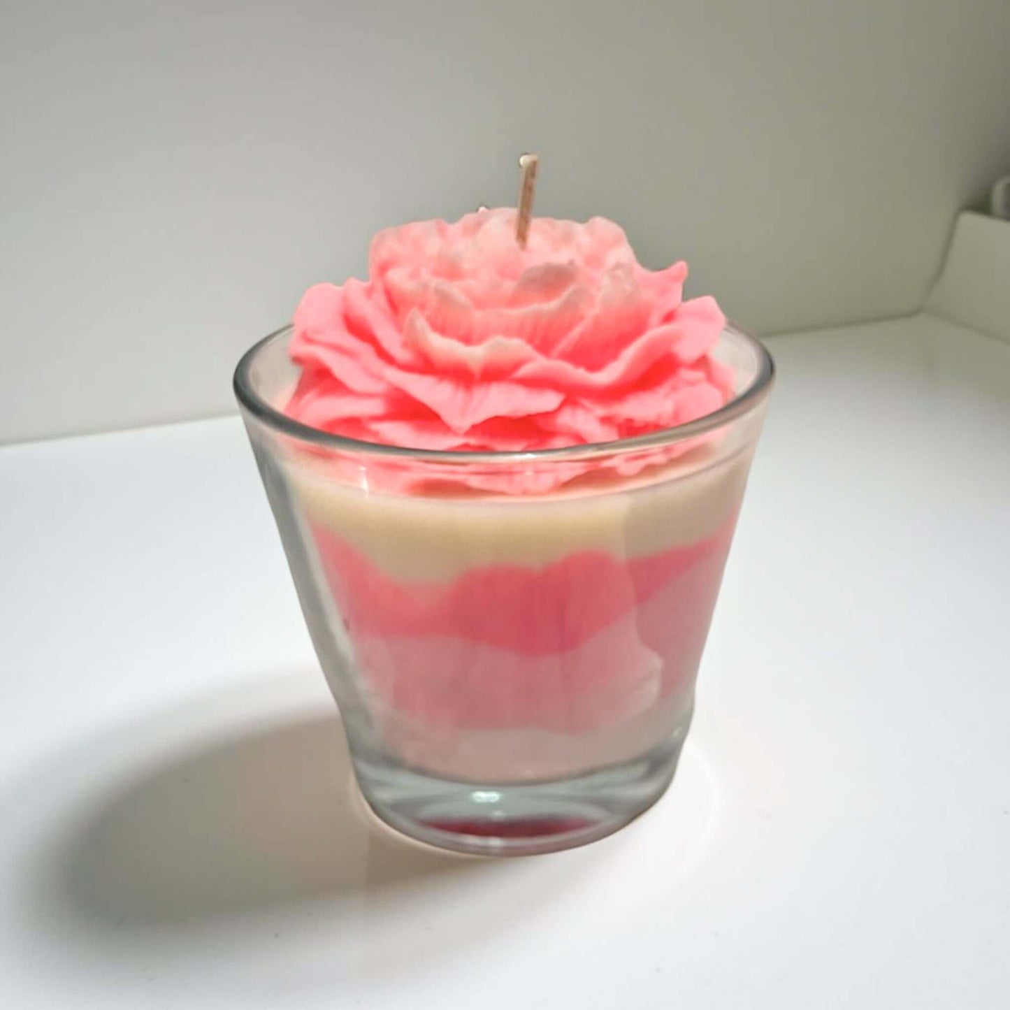 Lumânare parfumata Bujor – cadou floral handmade, ideal pentru decor și răsfăț, de la Melted Moments