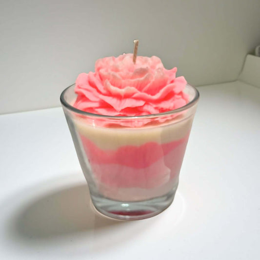 Lumânare parfumata Bujor – cadou floral handmade, ideal pentru decor și răsfăț, de la Melted Moments