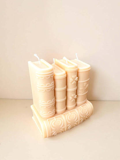 Lumânare parfumată în formă de carte de culoare bej – cadou elegant și decorativ handmade de la Melted Moments
