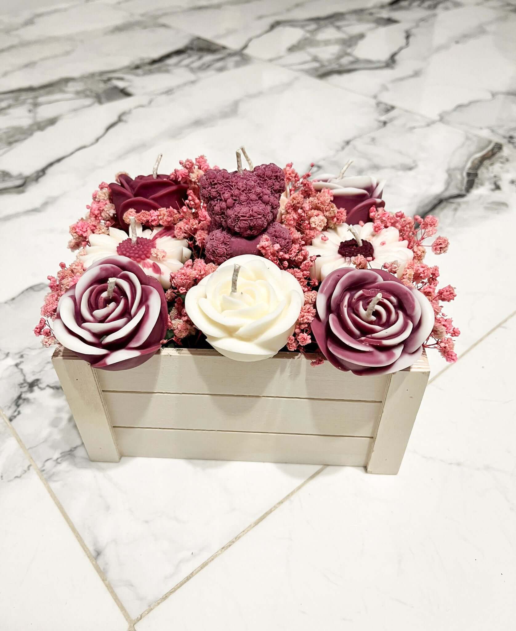 Lumânare handmade Coșuleț Floral parfumată – cadou delicat și decorativ, ideal pentru orice ocazie, de la Melted Moments