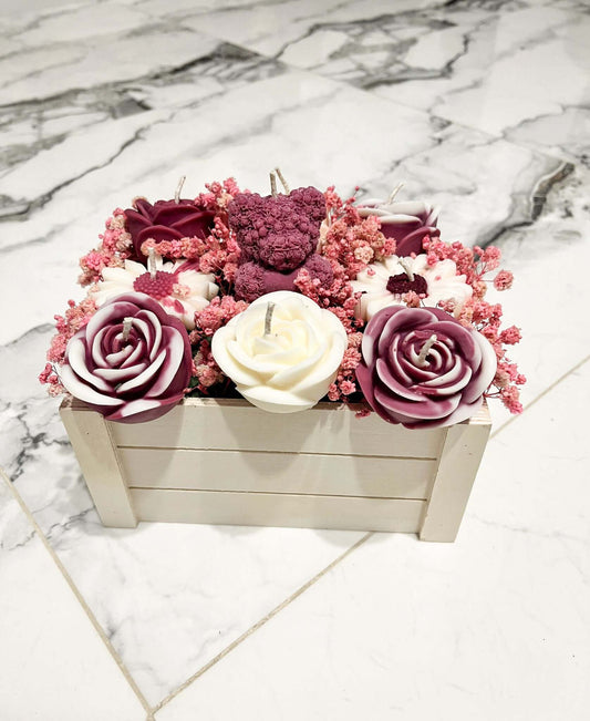 Lumânare handmade Coșuleț Floral parfumată – cadou delicat și decorativ, ideal pentru orice ocazie, de la Melted Moments