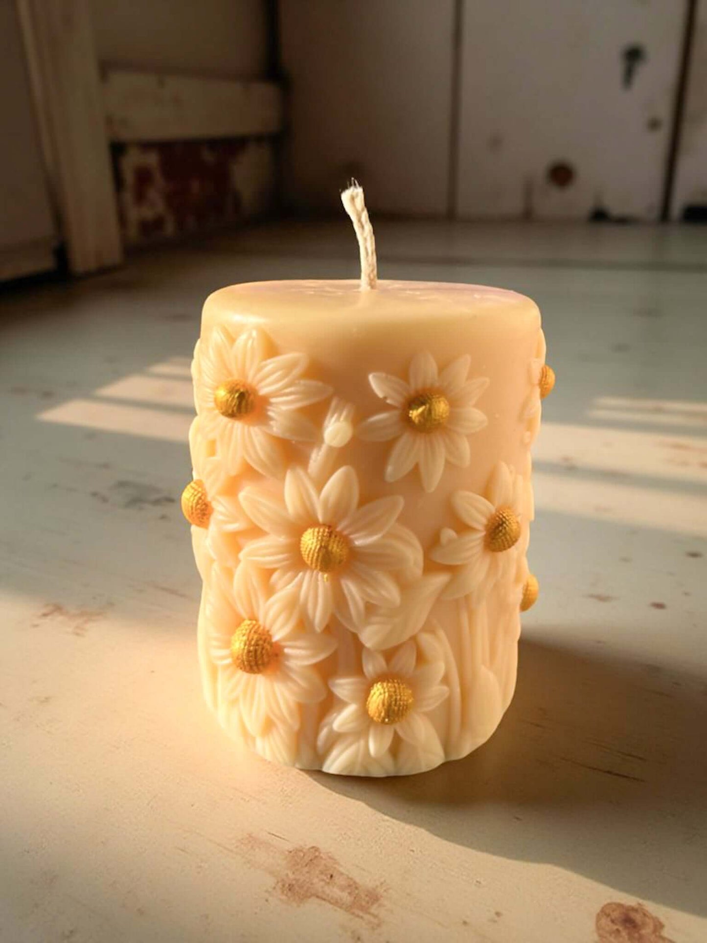 Lumânare handmade Floarea Soarelui parfumata – cadou floral și decorativ, perfect pentru orice ocazie, de la Melted Moments