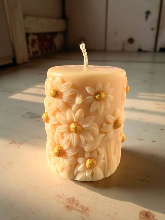 Lumânare handmade Floarea Soarelui parfumata – cadou floral și decorativ, perfect pentru orice ocazie, de la Melted Moments