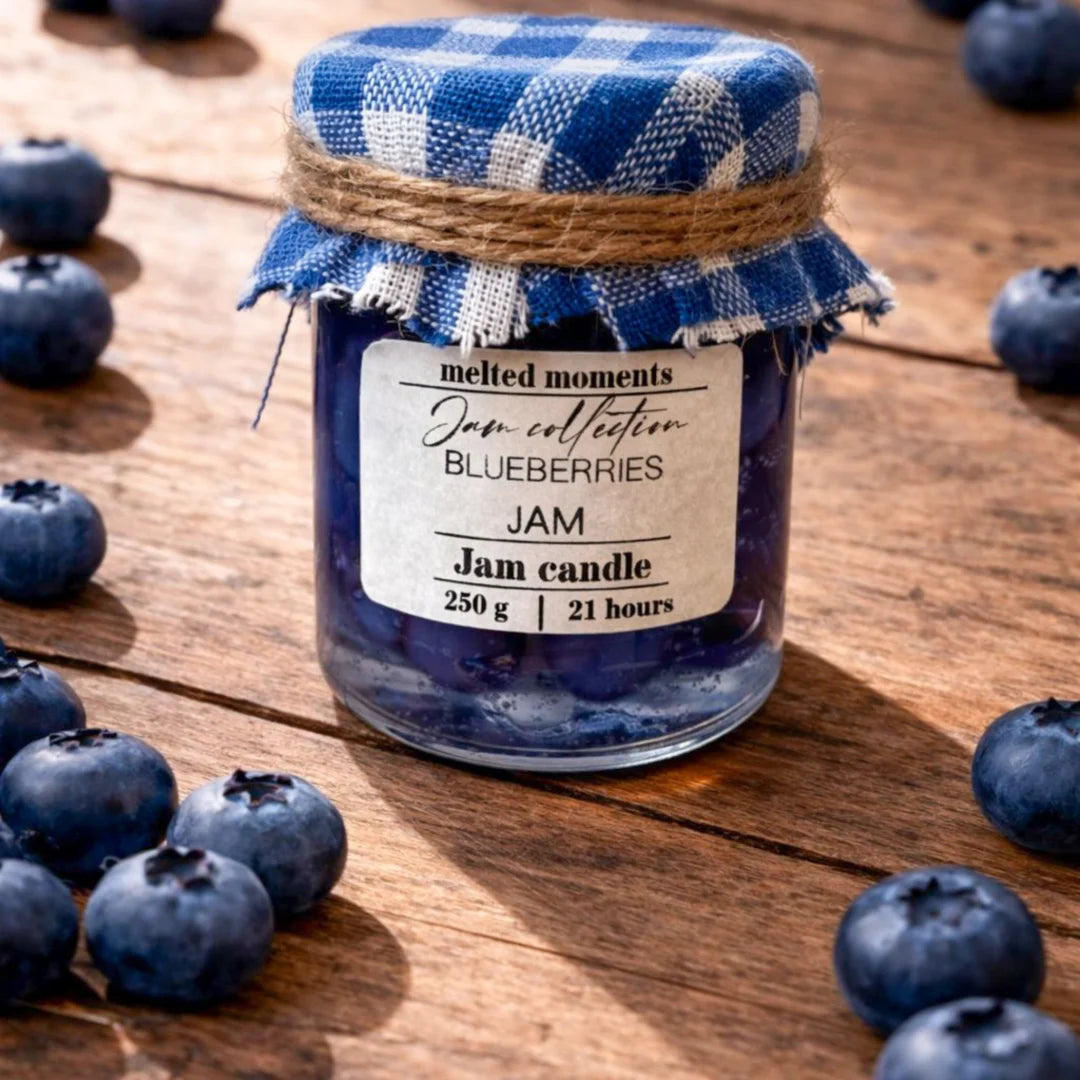 Lumânare Parfumată Handmade Gem de Afine în Borcan – Aromă Dulce-Fructată