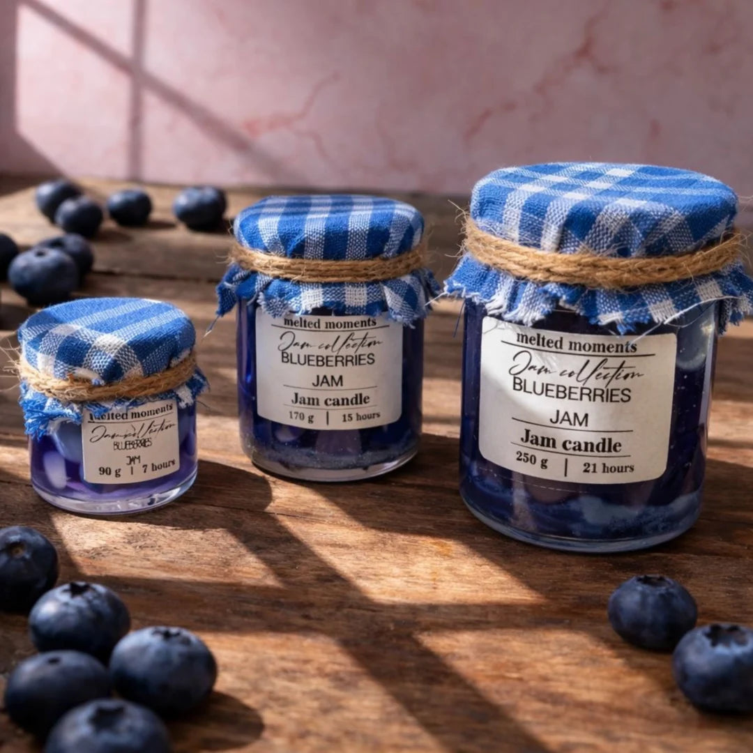 Lumânare Parfumată Handmade Gem de Afine în Borcan – Aromă Dulce-Fructată