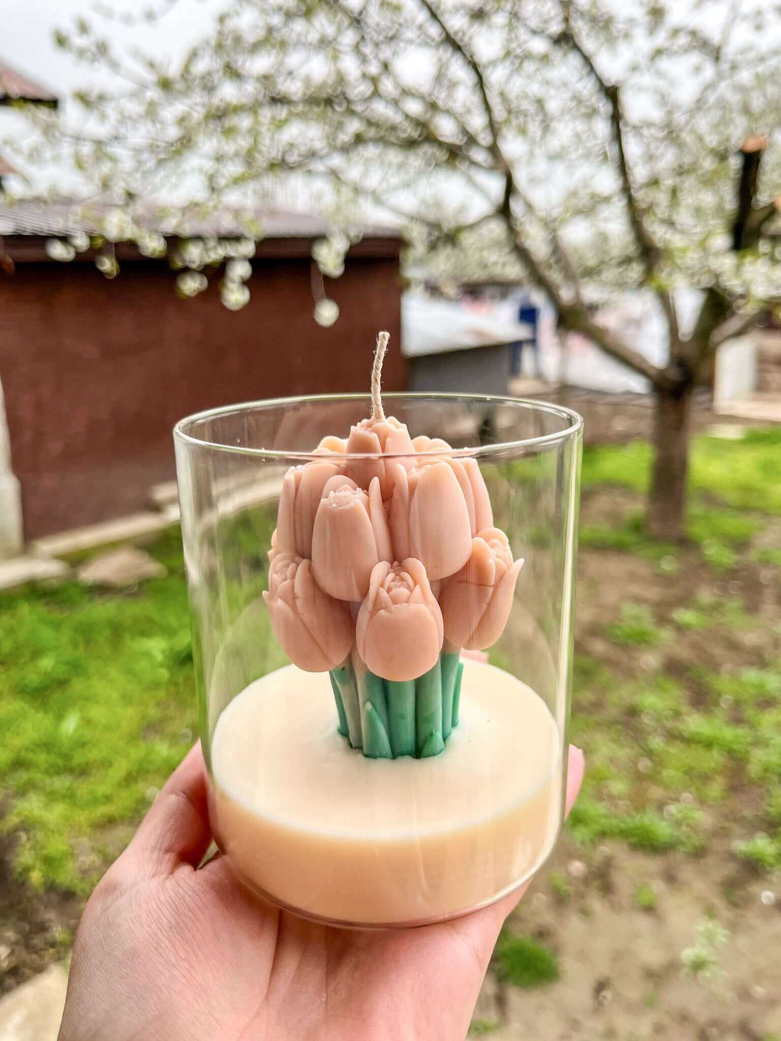 Lumânare handmade parfumată Lalele – cadou floral și decorativ, perfect pentru primăvară, de la Melted Moments