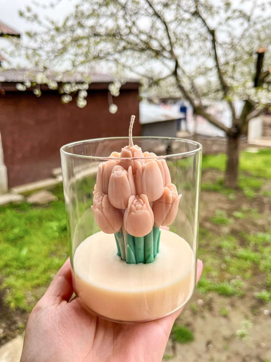 Lumânare handmade parfumată Lalele – cadou floral și decorativ, perfect pentru primăvară, de la Melted Moments