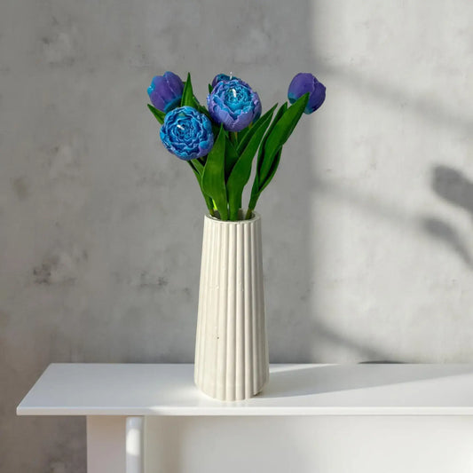 Aranjament floral cu lumânări handmade în formă de flori albastru-mov, din ceară naturală, în vază decorativă – decor eco