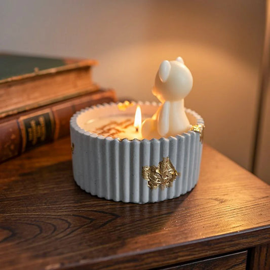 Lumânare Ursuleț cu Mesaj Personalizat – Portocală, Vanilie, Cireșe, decorativă și emoționantă, pe o masă din lemn