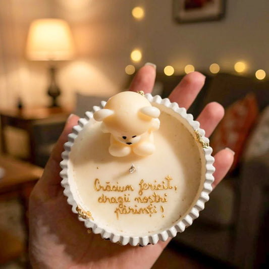 Lumânare ursuleț cu mesaj personalizat, design adorabil, cadou handmade pentru momente speciale.